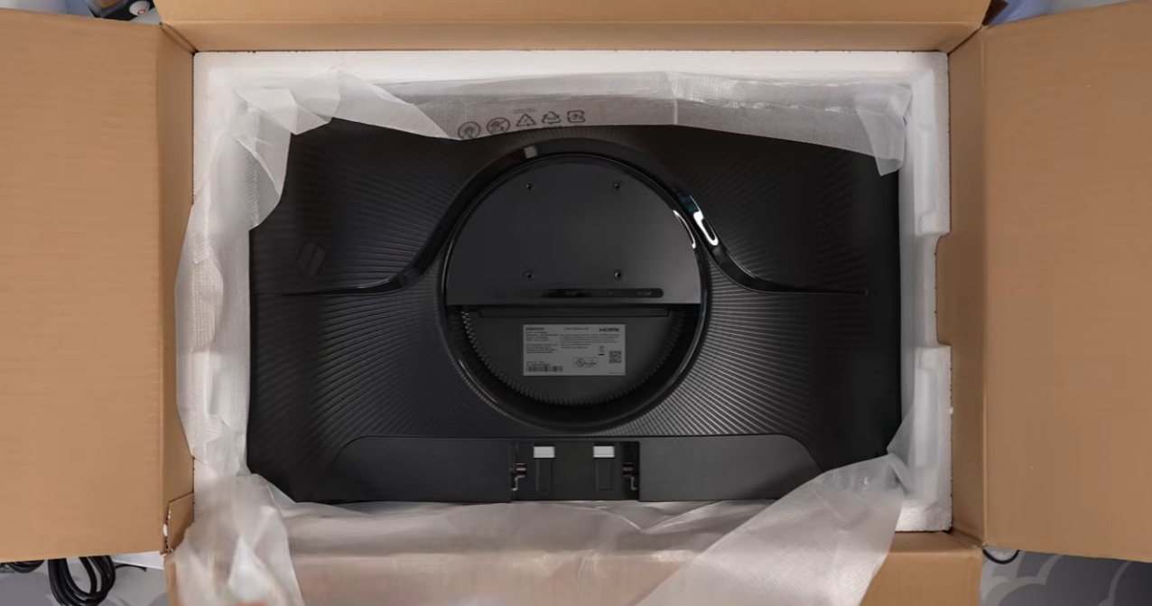 Desempaquetado del Samsung Odyssey G55C original durante Guru99 pruebas